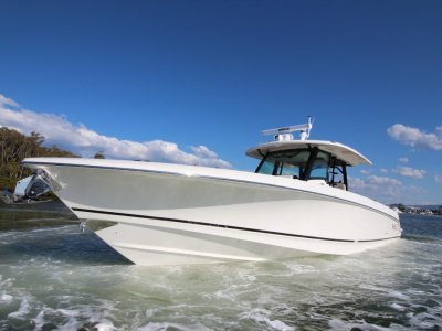 Boston Whaler 380 Outrage Centre Console