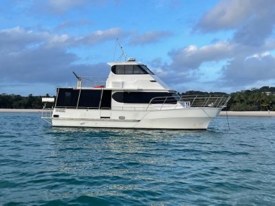 Nustar 40 Flybridge Catamaran