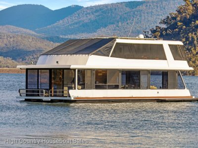 Minshadem Houseboat Holiday Home on Lake Eildon