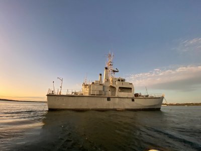 Ex Navy Bay Class Minehunter