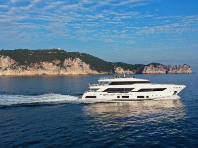 Custom Line Navetta 37