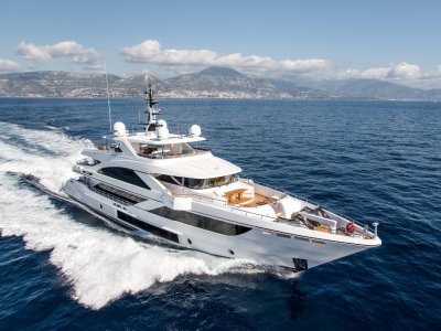 Majesty Yachts 140